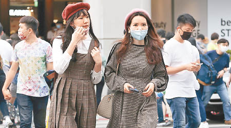 台灣民眾外出戴口罩。