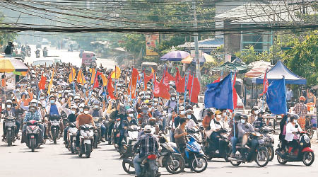 曼德勒示威者在電單車掛上旗幟示威。