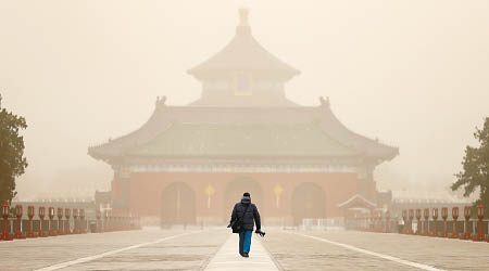 北京市在本月中迎來沙塵暴天氣。（中新社圖片）