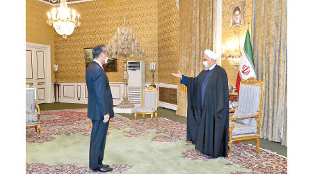 王毅（左）已經轉抵伊朗，並與魯哈尼（右）會晤。（美聯社圖片）