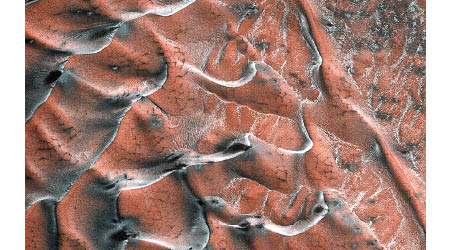 美國探測器拍得火星一個沙丘表面被冰霜覆蓋。