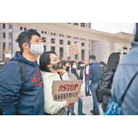 底特律：一對男女手持#停止仇恨亞裔標語。