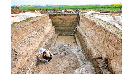 考古隊在鳳凰咀遺址發現護城河。