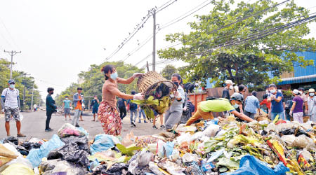 緬甸市民發起不合作運動，在街上丟棄大量垃圾。