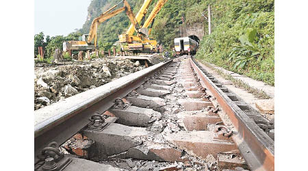 涉車路段事後損毀嚴重。（中時電子報圖片）