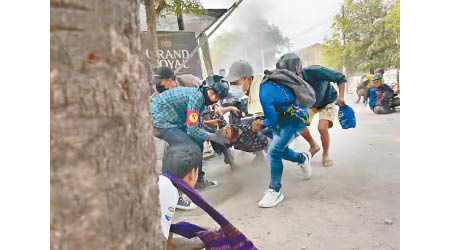 緬甸示威持續，有示威者中槍。