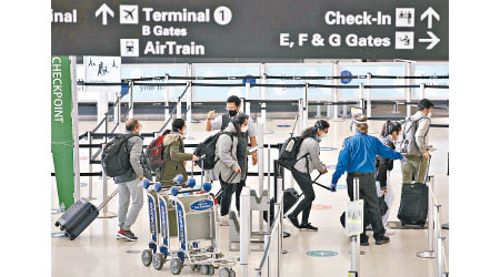 美國更新防疫指引，被指有利旅遊業。圖為三藩市國際機場。