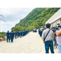 警員向死難者列隊敬禮。