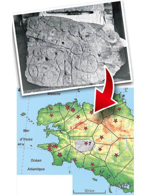 石板雕刻了古城地圖（上圖），可對比近代布列塔尼地區地圖（下圖）。