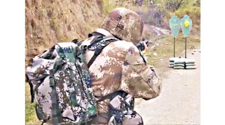 士兵開槍打擊近距離目標。