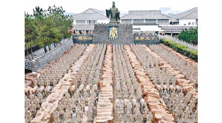 五千年文博園仿照西安臨潼一號坑製造出「水泥兵馬俑」。