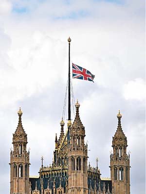 倫敦西敏寺下半旗致哀。
