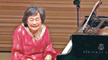 室井摩耶子表演著名作曲家貝多芬的樂章。（電視畫面）