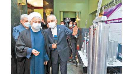伊朗總統魯哈尼（前左）參觀國家核成就展覽。