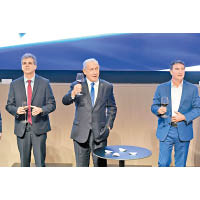 以色列情報部長埃利‧科恩（左）、總理內塔尼亞胡（中）及情報機構摩薩德局長約西‧科恩（右）出席活動時祝酒。