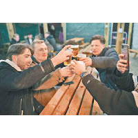 紐斯卡爾市民前往露天啤酒園暢飲。