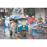 潑水節期間多宗車禍涉及電單車。