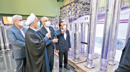 伊朗總統魯哈尼（左二）參觀核設施。