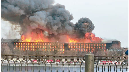 火勢非常猛烈，工廠冒出大量濃煙。