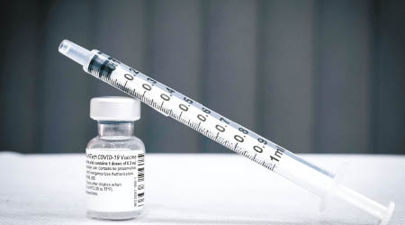 有內地網民指花錢也要接種輝瑞疫苗。