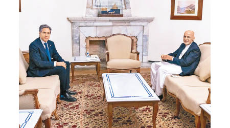 布林肯（左）日前到訪阿富汗與艾哈邁德扎伊（右）會面。