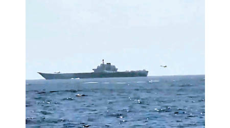 影片顯示殲15降落在遼寧號。