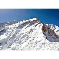 安納布爾納峰山上長年被白雪覆蓋。