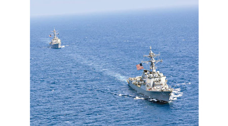 美 國：神盾驅逐艦羅斯福號（前）與唐納德‧庫克號（後）組成水面作戰群。