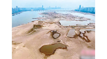 因降雨量減少，內地南方地區出現旱情。