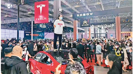 張女曾在上海國際車展上，大鬧Tesla展台。