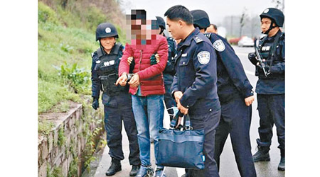 吳男事後被警方帶返棄屍現場，還原案情。