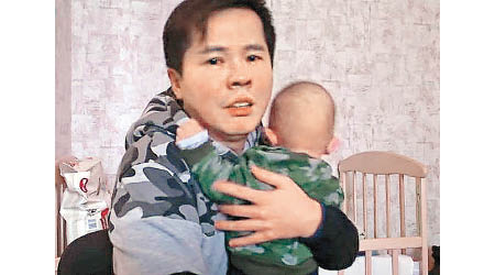 盧男抱着兒子泣訴，並發文尋求網民幫助。