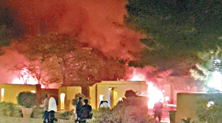 酒店停車場被炸後火勢猛烈。