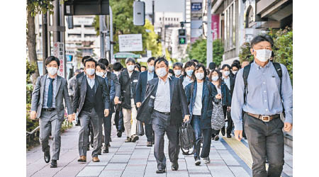 日本疫情嚴峻，民眾外出都戴口罩。