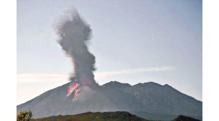 大量火山灰噴至高空。