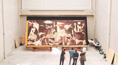朱古力製的《格爾尼卡》巨畫。