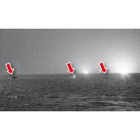 霹靂號開火後，3艘武裝快艇（箭嘴示）隨即遠離。