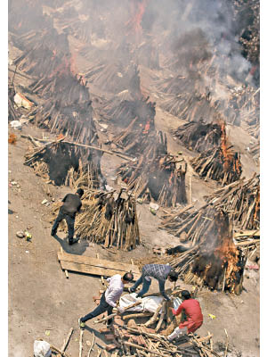 新德里民眾在戶外舉行火葬儀式。Getty Images圖片）