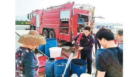 惠州政府用水車向民眾派水。