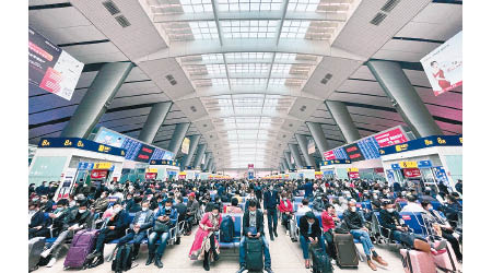 旅客周四在北京南站候車。（中新社圖片）