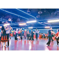 桃園市中壢區阿曼達舞場，過百人貼身熱舞，恐成「跳舞群組」。