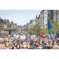 布拉格多人上街示威，要求澤曼下台。