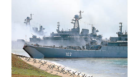 俄軍早前在克里米亞半島演習，出動登陸艇。