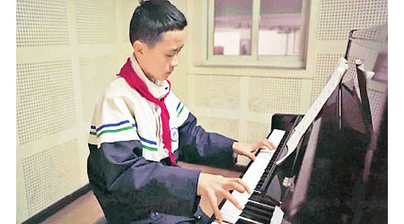 李鎮川堅持彈鋼琴。