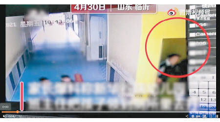 片段顯示李娟把學生拖到監控死角施虐（紅圈示）。