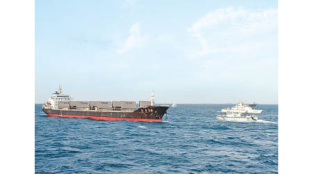 台海巡署船隻屢次發現大陸抽沙船越界抽沙。