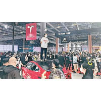 張女曾在上海國際車展上，大鬧Tesla展台。
