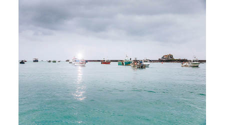 法國多艘漁船日前封鎖澤西島。