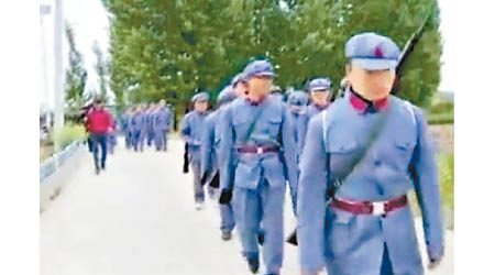 官員和民眾模擬當年紅軍「長征」場面。
