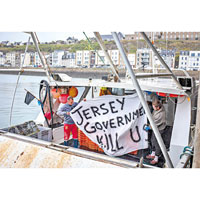 法國漁民向英國政府抗議捕魚受限。